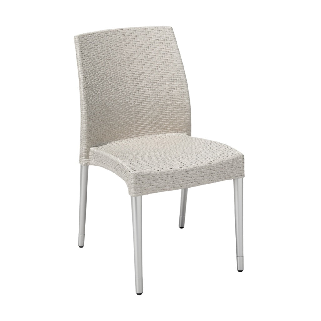 Silla de exterior de polipropileno con estructura de aluminio ligera y resistente.