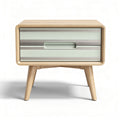 Mesa de Noche Moderna con Cajones en Verde y Acabado de Madera Natural